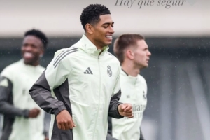 😄心情很不错！贝林厄姆晒雨天训练照：新的一天到来啦