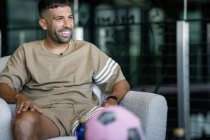 巴西连线不再😢阿尔巴：和史上最佳球员梅西并肩作战是一种荣幸