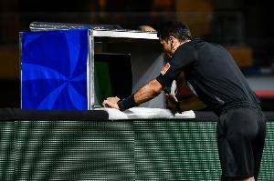 裁判因VAR能力退化？记者：这指控太过分，大家都知误判可能出现