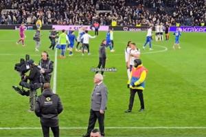 斯彭斯对弗兰克摊手抱怨且念念有词，唇语专家解读：他在说不干了