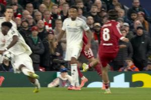 索博打门击中琼阿梅尼手臂，裁判亲自检查VAR后没有判罚点球