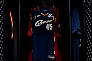 经典回归！骑士队今日主场比赛将上身的这款经典球衣！