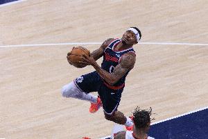 🙂被嘘懵了？比尔在太阳球迷漫天嘘声中 半场11中2仅5分