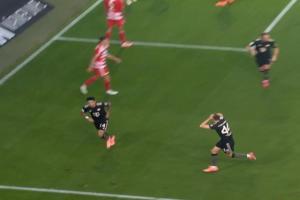 队友都惊呆了！迪亚斯超级世界波破门，斯坦尼西奇抱头不敢相信