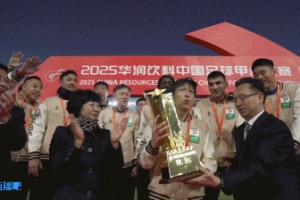 荣耀属于铁人队🏆铁人主场捧起中甲冠军奖杯，知名歌手赵传献唱