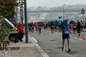 感人一幕🙏朋友身穿若塔球衣参加马拉松，与若塔妻子拥抱