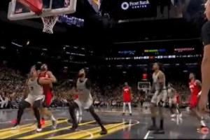 太硬了！凯尔登强硬卡住亚当斯 造成后者抢篮板犯规