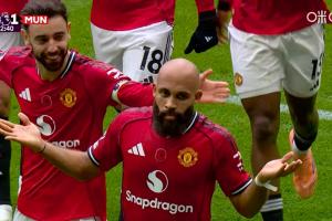 双手一摊我是老詹🤣姆伯莫进球后摊手庆祝，身后B费摸头杀已至