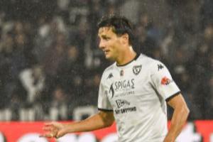 发生意外😔斯佩齐亚球迷不小心从看台跌入沟渠 被送往ICU治疗