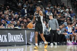 状态上佳！福克斯复出首秀14中9砍24分 关键时刻连得4分定胜局