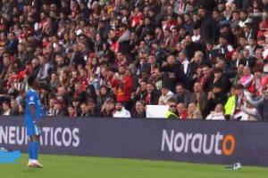 0-0战平，维尼修斯大笑与巴列卡诺球迷对线：你们花钱来看我比赛