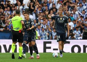 半场被换下，记者：赫伊森被内部要求改进，他需更专注更有拼劲