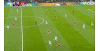 这也太短了！维尔茨直塞太短埃基蒂克没能接到，皮球被迪亚斯抢断