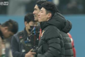 我们是冠军！海港球员赛后抱成一团疯狂庆祝，伤缺的武磊眼眶泛红