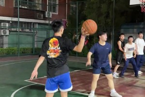 小姐姐球场1v1单挑这对抗有点东西！这谁顶得住啊！