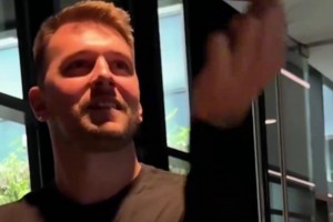 东契奇和八村桑比划一下指尖转球🏀