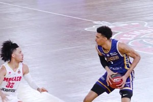 哥们盖完帽满地找女生