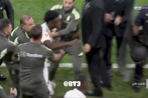 差点没拉住！冲突结束后，维尼修斯又朝着亚马尔冲过去