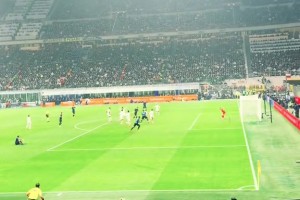 是点球吗？梅阿查实拍：皮奥禁区内遭拉拽摔倒，主裁判没表示🤔