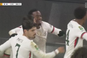 狼队后场失误！吉滕斯爆射轰进出世界波！切尔西4-2领先！