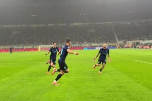 太丝滑！梅阿查实拍：连主帅齐沃都加入到苏西奇处子球的庆祝行列