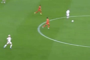 队危速归！一起欣赏赫拉芬贝赫的凌空传球！绝对的大师级！