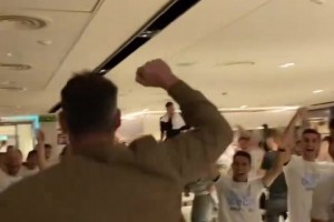 转头迎惊喜！德国女足球员放松腿部，结果把脚放到了队友旁边！