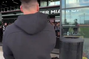 梅西带着第八座金球奖造访青训营，为年轻男孩们带来梦想