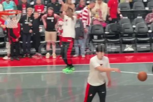 杨瀚森赛前热身完，积极给主力们喂球~可惜今天没什么上场机会！