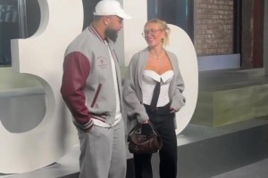 德隆-威廉姆斯与妻子合影，嫂子这身材真的不错呀！😍