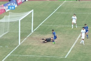 队友完全没想到！中甲辽宁铁人门将送礼式“脱手”导致球队被绝平