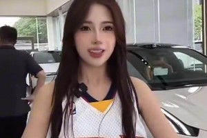 长得有点好看啊！一位汽车女销售身穿库里球衣，在直播间戴皇冠