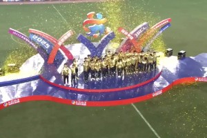 捧杯时刻🔥！泰州队全体成员举起苏超金杯庆祝夺冠