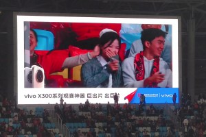 蓉城比赛现场情侣害羞亲亲，旁边的父母把双方推向彼此~