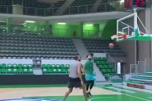 这天赋谁顶得住啊？😬16岁的文班在训练中，可以随便单吃戈贝尔