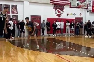 这臂展真逆天！文班微跳就抓帽球迷，随后还上演残暴隔扣😂