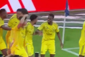 头上带了个啥😅C罗点射绝杀，进球后带队友跳舞庆祝