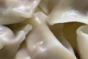 河南球迷拿着盘饺子放话：成都球迷看看这是啥，恭喜三冠王🫠