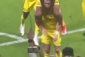 还好没事 😅队友想骑在C罗肩膀上，却不小心翻下去