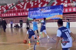 无语！场边家长冲进场内推倒比赛小球员，直接引发多方家长冲突斗殴😑