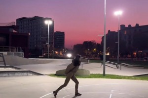 瑜伽裤身材尽显啊😍卓识看到球场也是没忍住比划了一下~