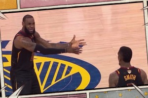 老图依旧好用🤣美媒调侃：斯玛特逆天发球踩线时，东契奇：？？