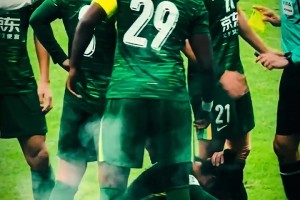 疼！实拍：张玉宁与对手发生小冲突后，一直捂着自己的后脑勺😐