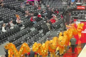 中国元素🤩当地中国学校受邀，今日将在开拓者主场表演舞龙🐉