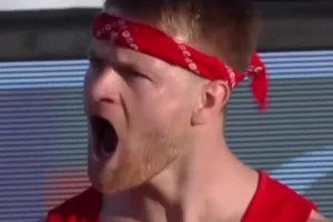 这都拿不了满分吗？FIBA扣将上演扭麻花超高难度飞扣好戏