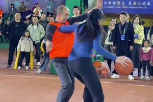 好家伙，野球场肘姐面对大爷贴防，直接一肘支开🙊