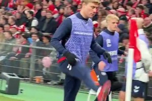 这弧线有点离谱了！门将：这球怎么越走越远！