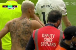 又来一次！当年里沙利松绝平后脱衣疯狂庆祝+下秒被利物浦绝杀