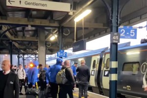 曼联全队乘坐火车前往伦敦战热刺，怎么穿一身蓝🫣