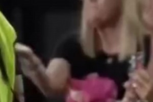 梅西把球衣送给母亲，后者送飞吻感谢😂